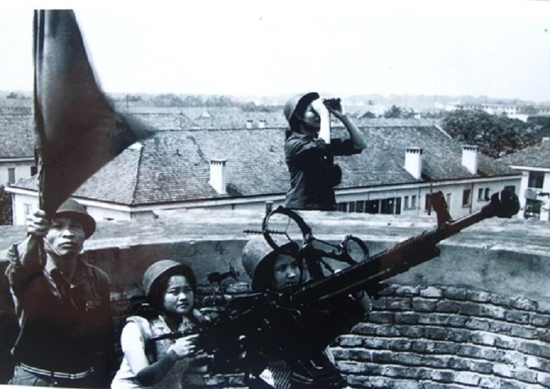 Ngày 23-12-1972, Mỹ huy động 50 lần chiếc máy bay đánh ngoại thành Hà Nội